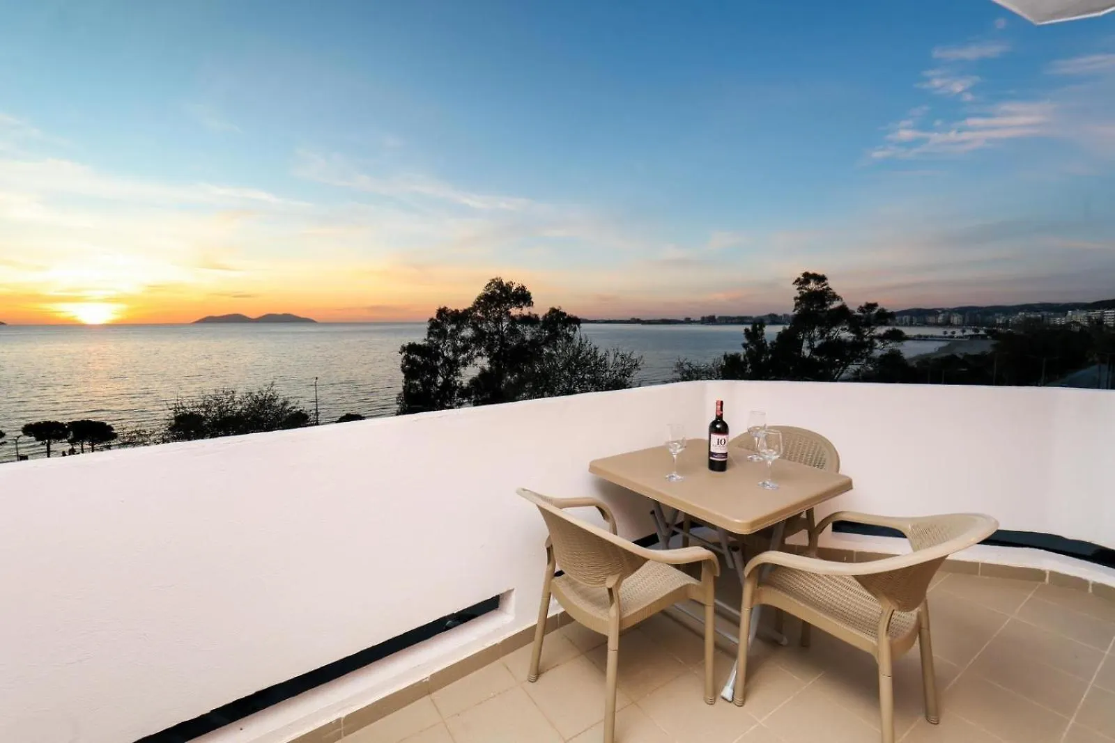 Ej Beachfront Luxury Apartment Vlore