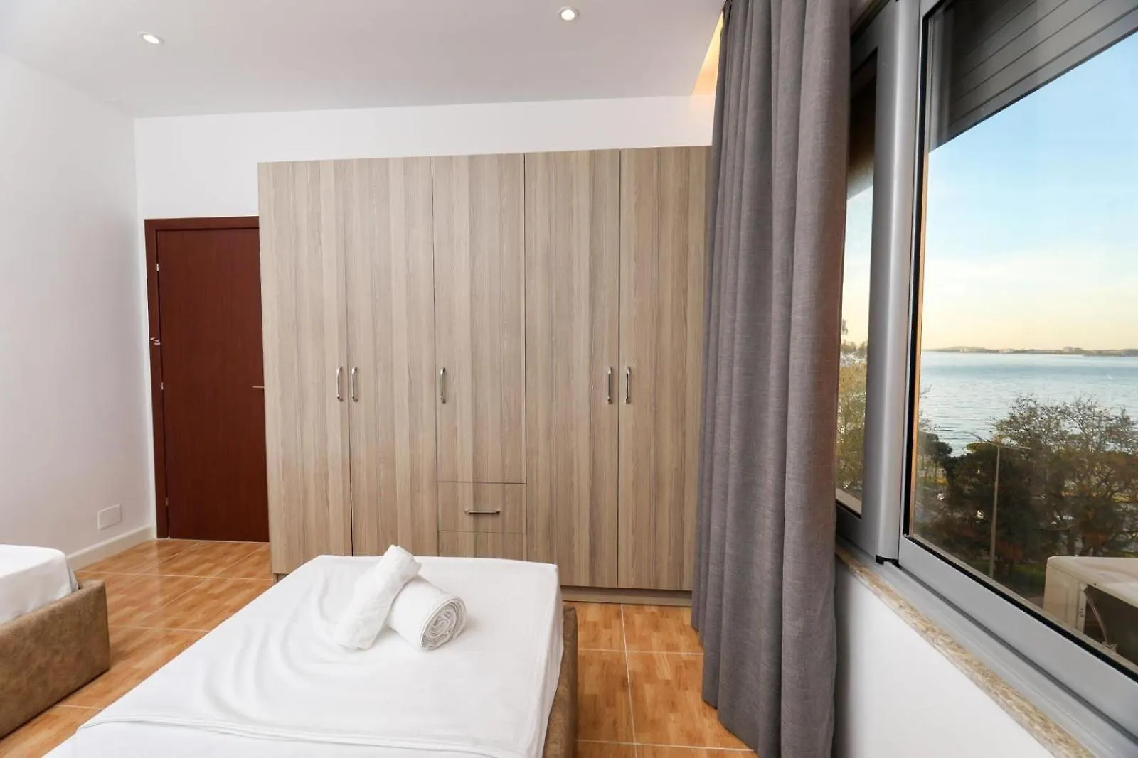 Ej Beachfront Luxury Apartment Vlore